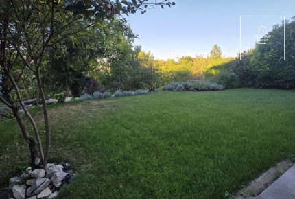 Exclusive, fully renovated 130 sqm ground floor apartment of a garden-access family house in the 12th district