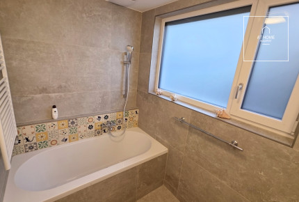 Exclusive, fully renovated 130 sqm ground floor apartment of a garden-access family house in the 12th district