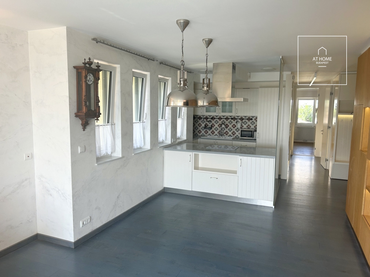 Renovated 108 sqm panoramic apartment with balcony in District II