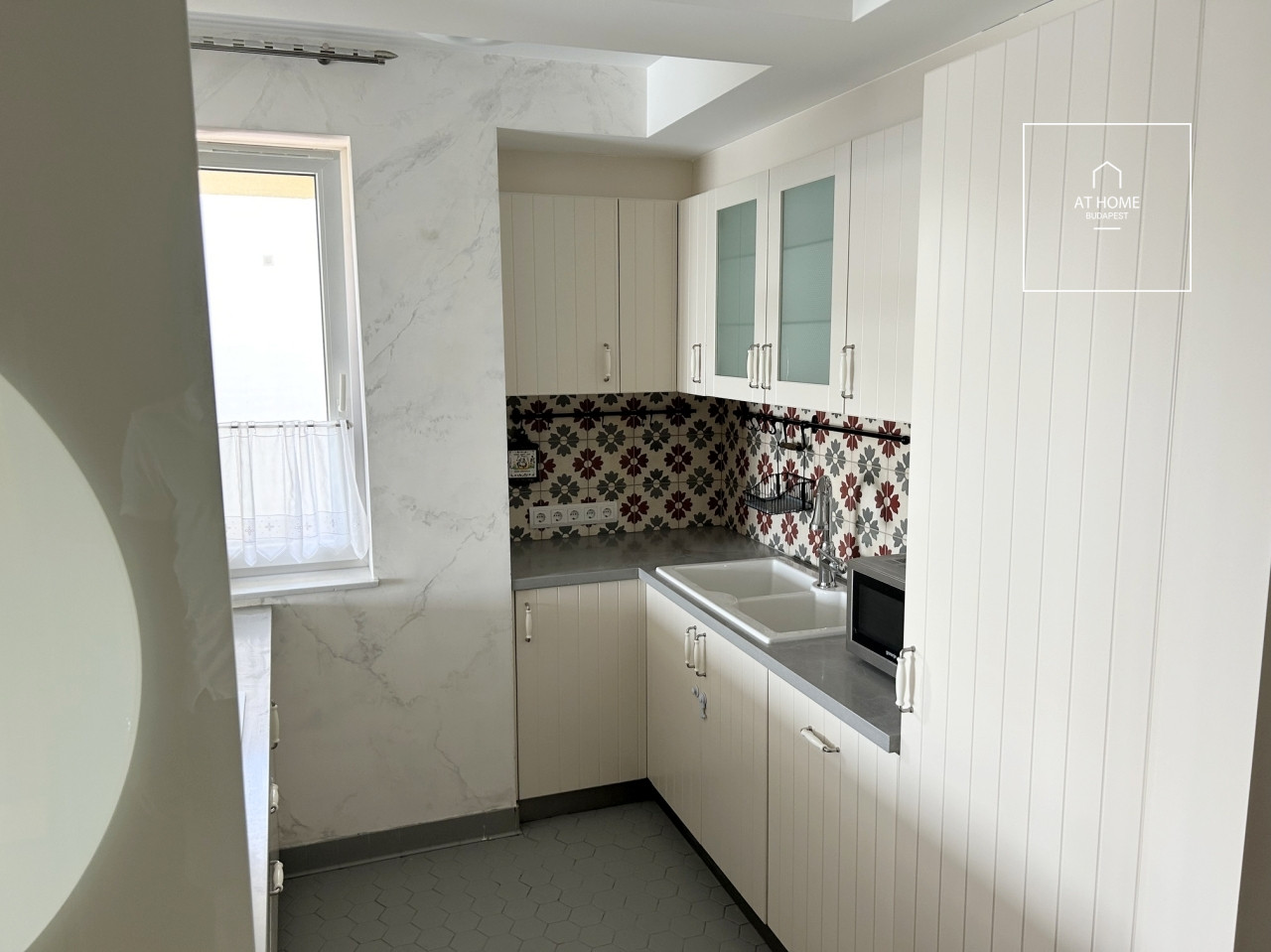 Renovated 108 sqm panoramic apartment with balcony in District II