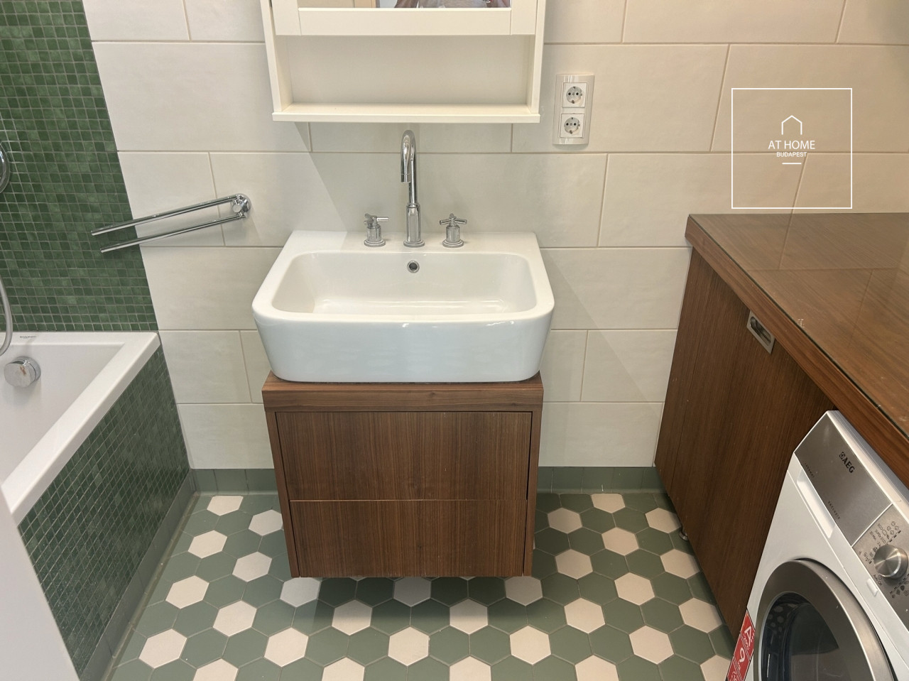 Renovated 108 sqm panoramic apartment with balcony in District II