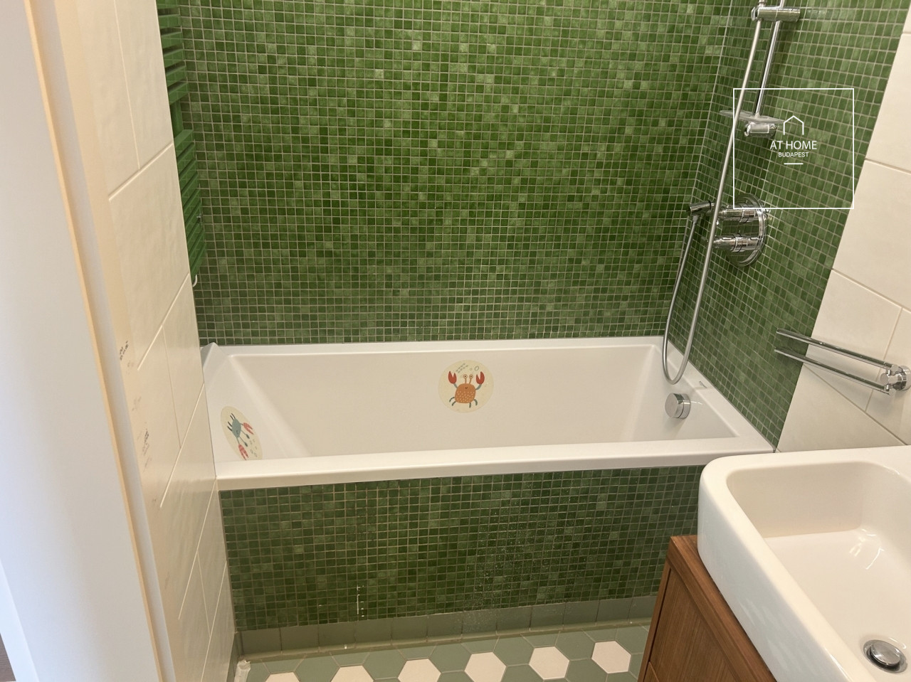 Renovated 108 sqm panoramic apartment with balcony in District II