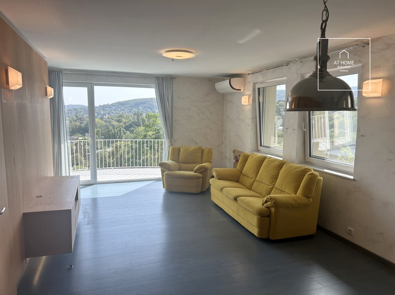 Renovated 108 sqm panoramic apartment with balcony in District II