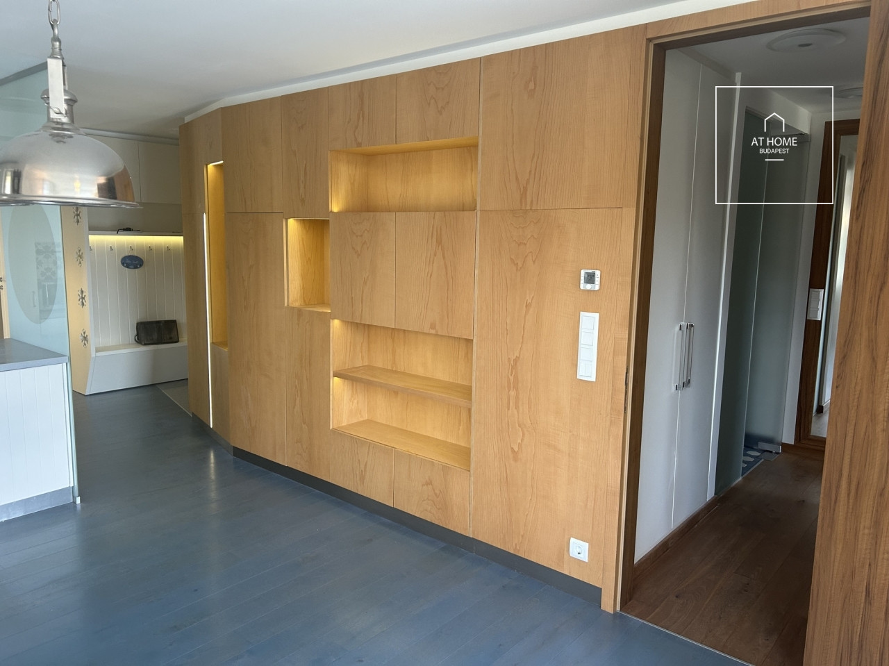 Renovated 108 sqm panoramic apartment with balcony in District II