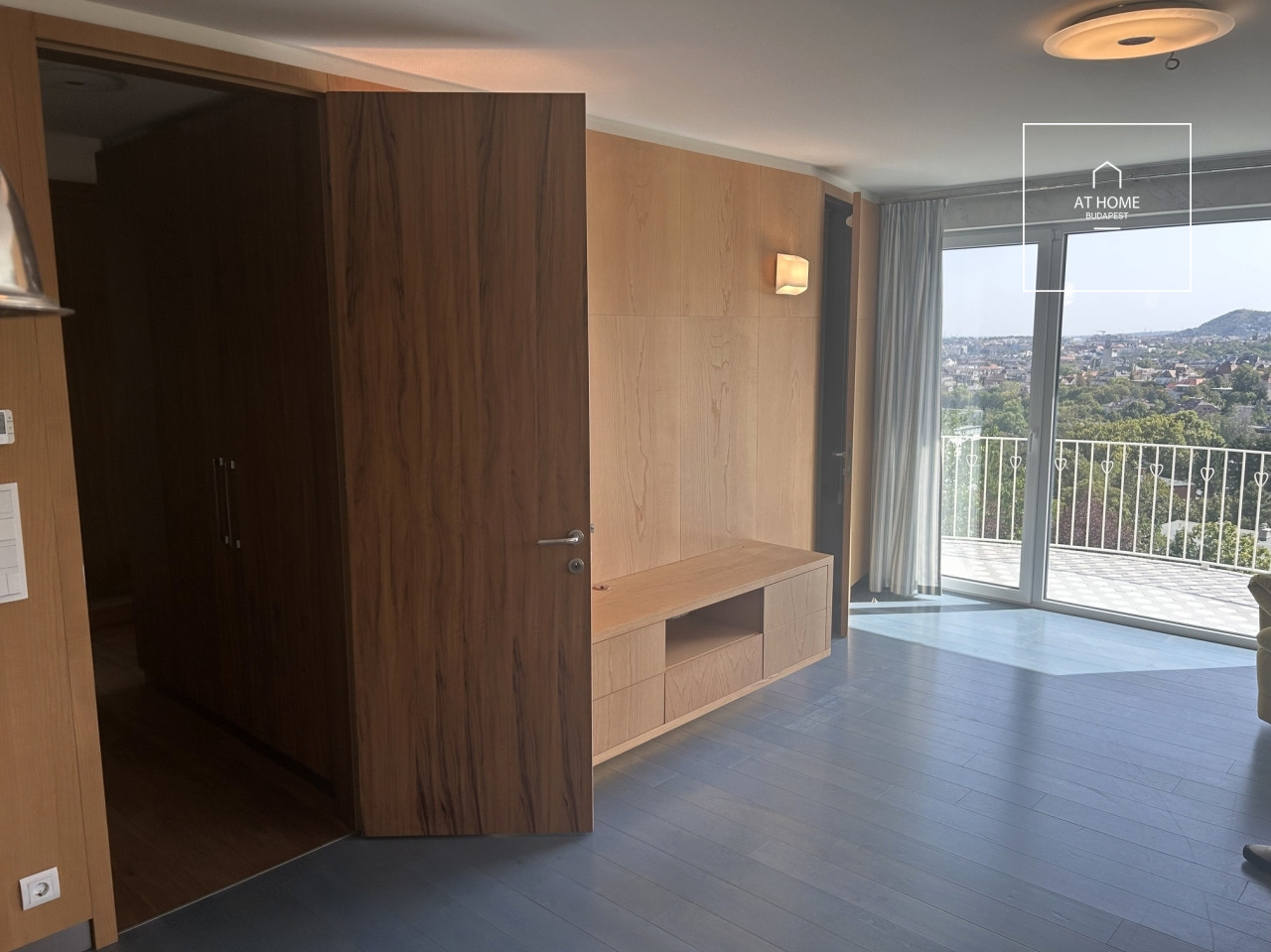 Renovated 108 sqm panoramic apartment with balcony in District II