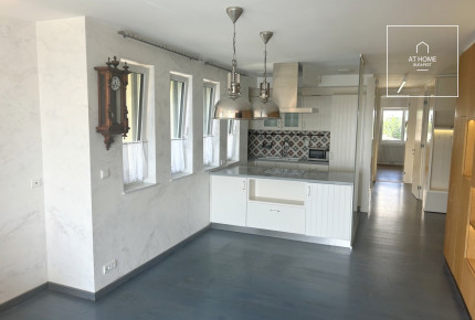 Renovated 108 sqm panoramic apartment with balcony in District II