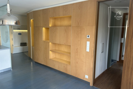 Renovated 108 sqm panoramic apartment with balcony in District II