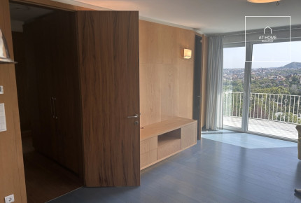 Renovated 108 sqm panoramic apartment with balcony in District II
