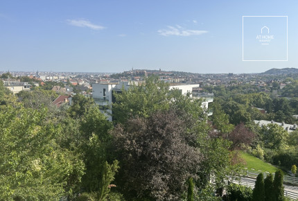 Renovated 108 sqm panoramic apartment with balcony in District II