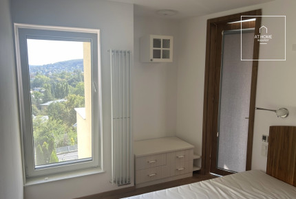 Renovated 108 sqm panoramic apartment with balcony in District II