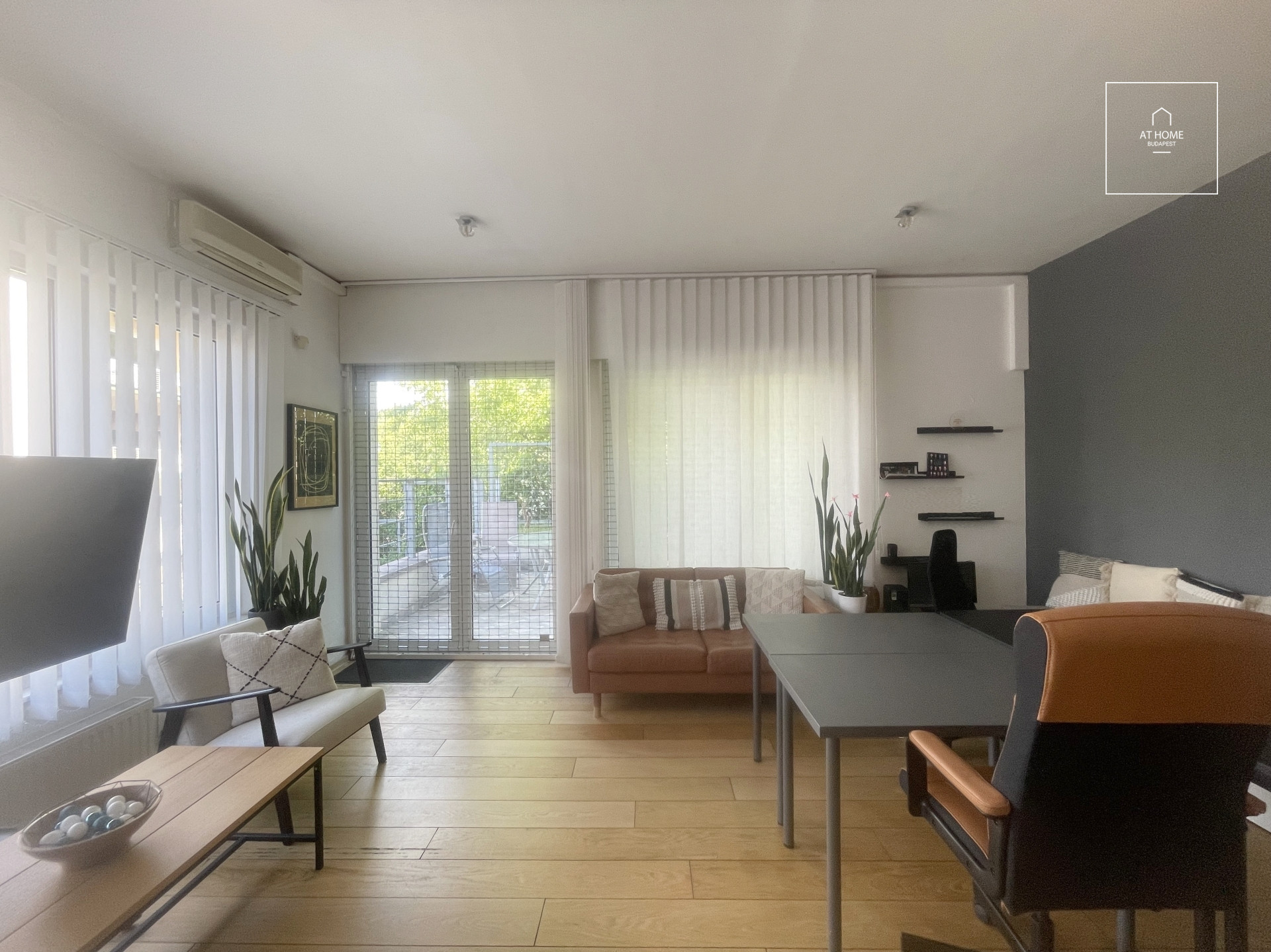 Eladó 3 szobás terasz kapcsolatos, tágas lakás a Várnegyed szomszédságában