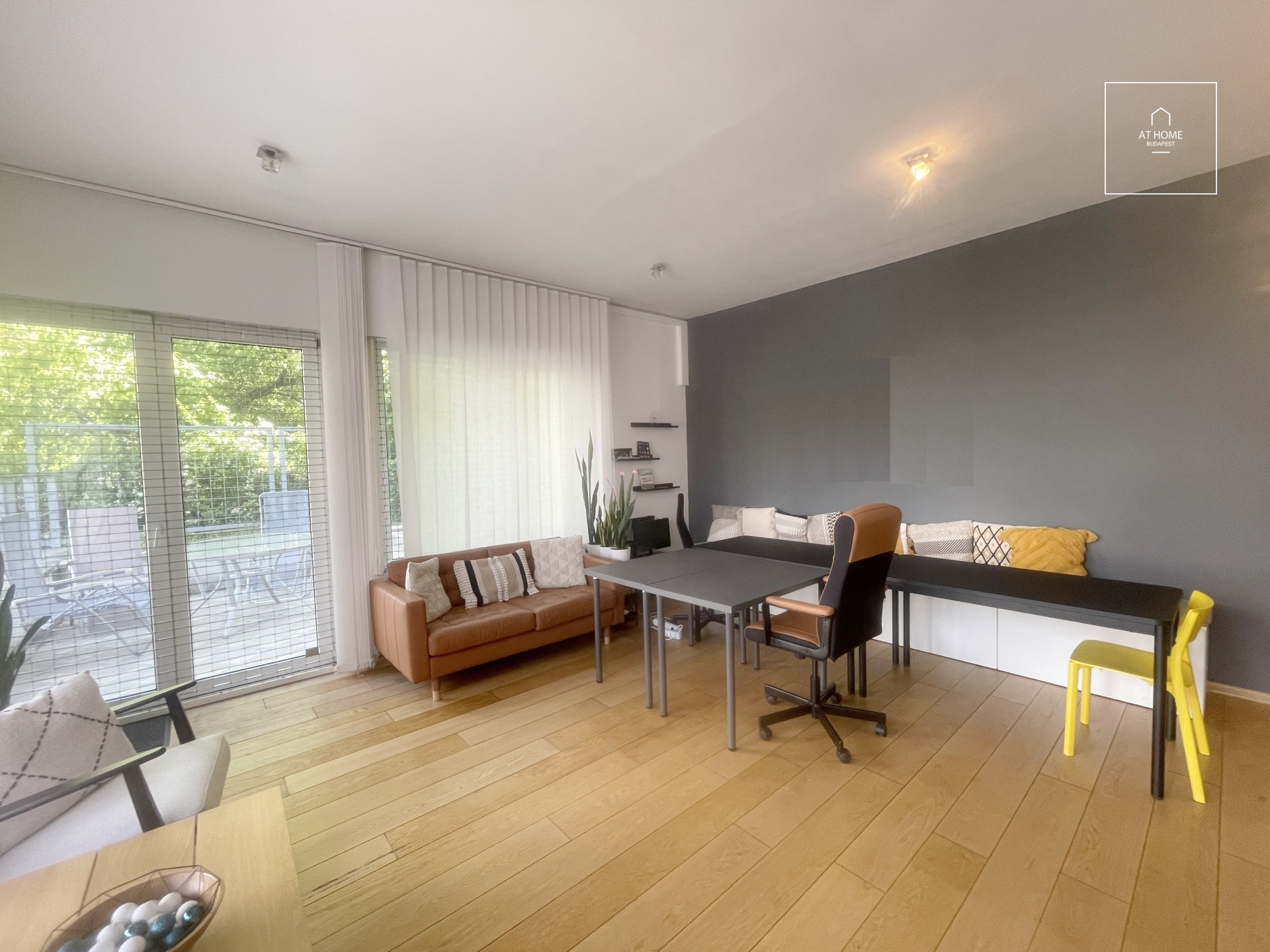 Spacious 3-room apartment with a terrace for sale near the Castle District