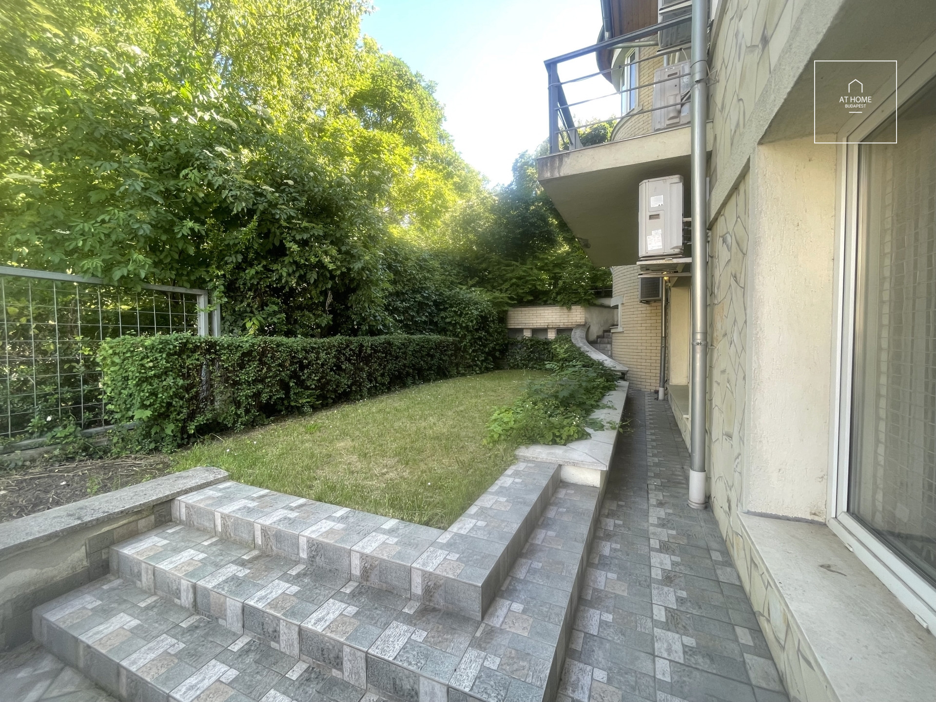 Spacious 3-room apartment with a terrace for sale near the Castle District