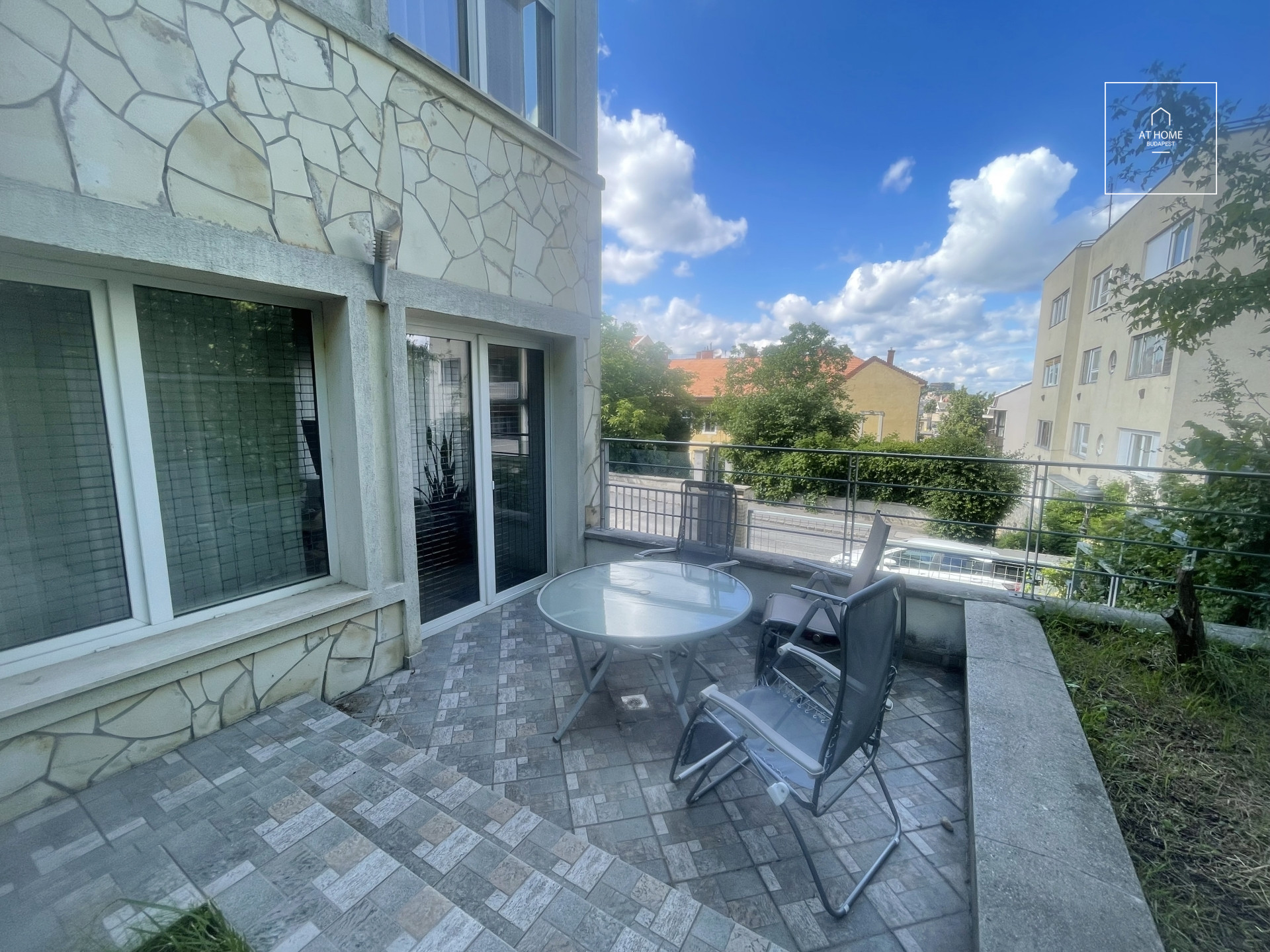 Spacious 3-room apartment with a terrace for sale near the Castle District