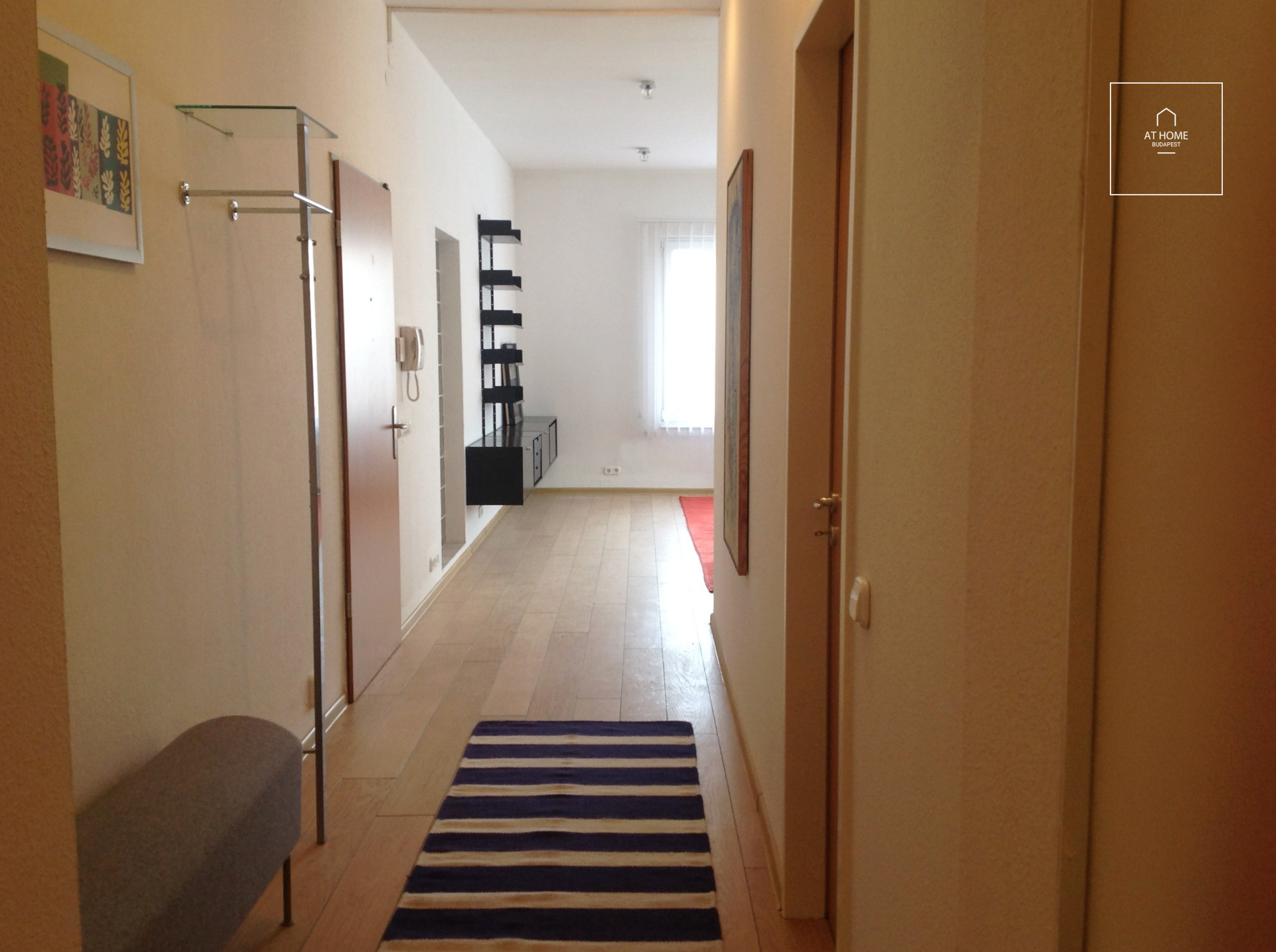 Spacious 3-room apartment with a terrace for sale near the Castle District