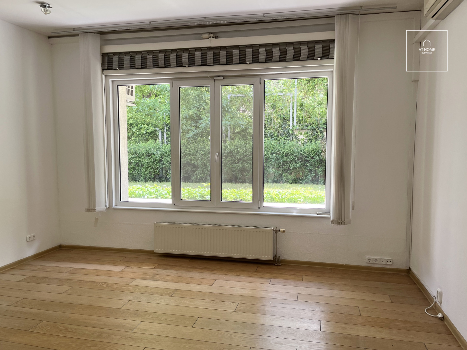 Spacious 3-room apartment with a terrace for sale near the Castle District