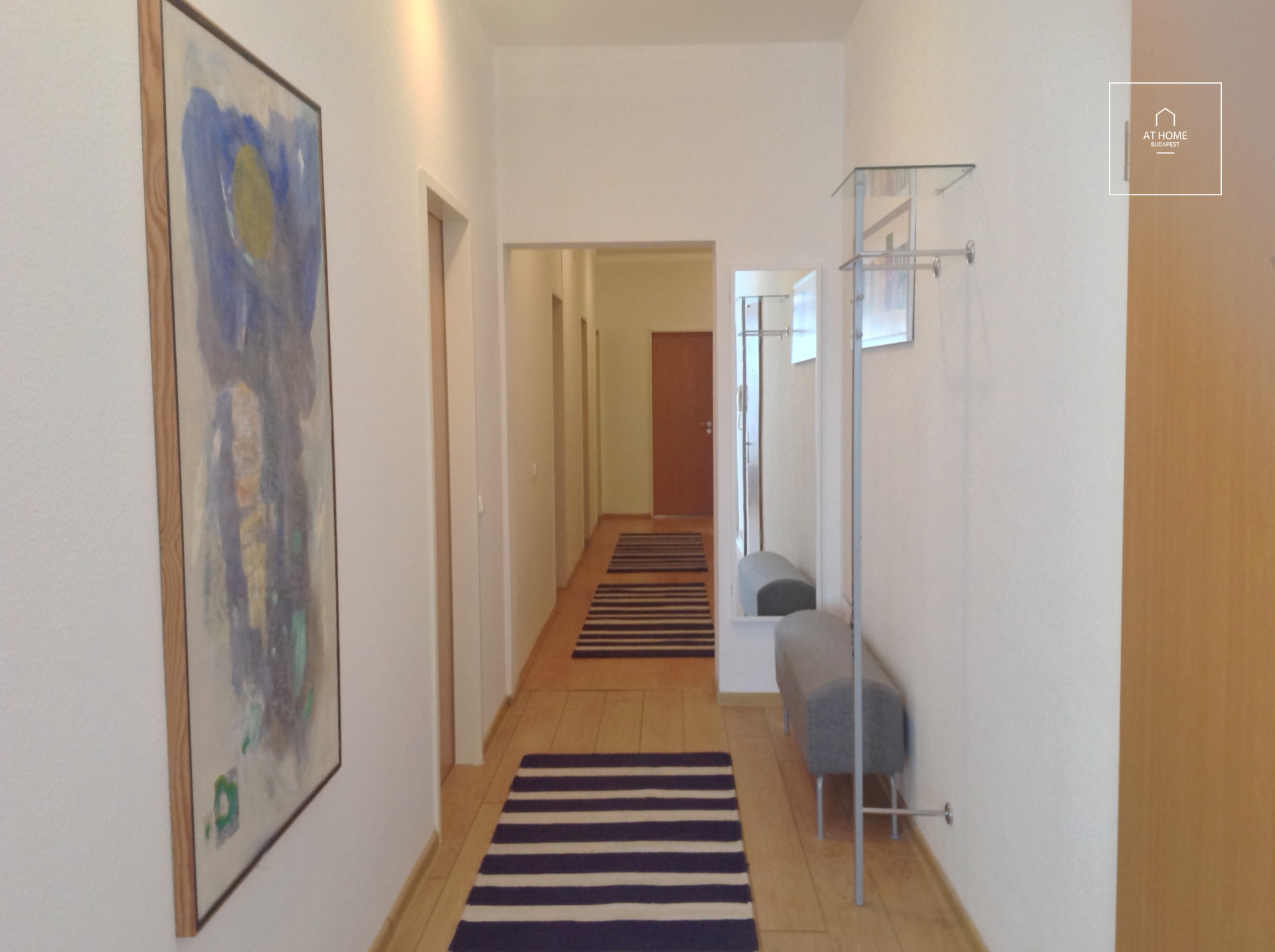 Spacious 3-room apartment with a terrace for sale near the Castle District