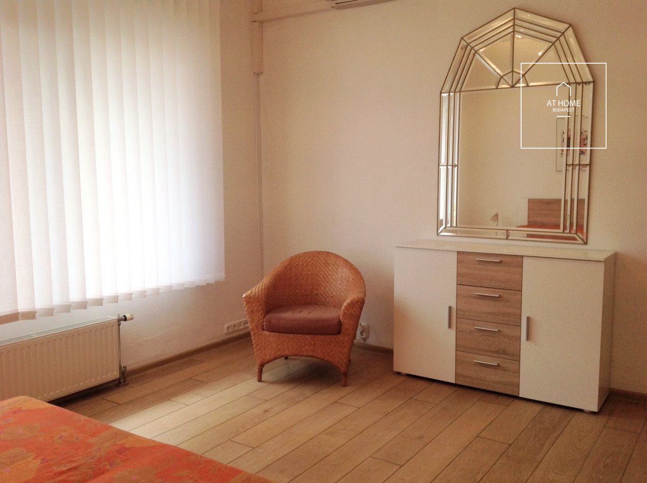 Spacious 3-room apartment with a terrace for sale near the Castle District