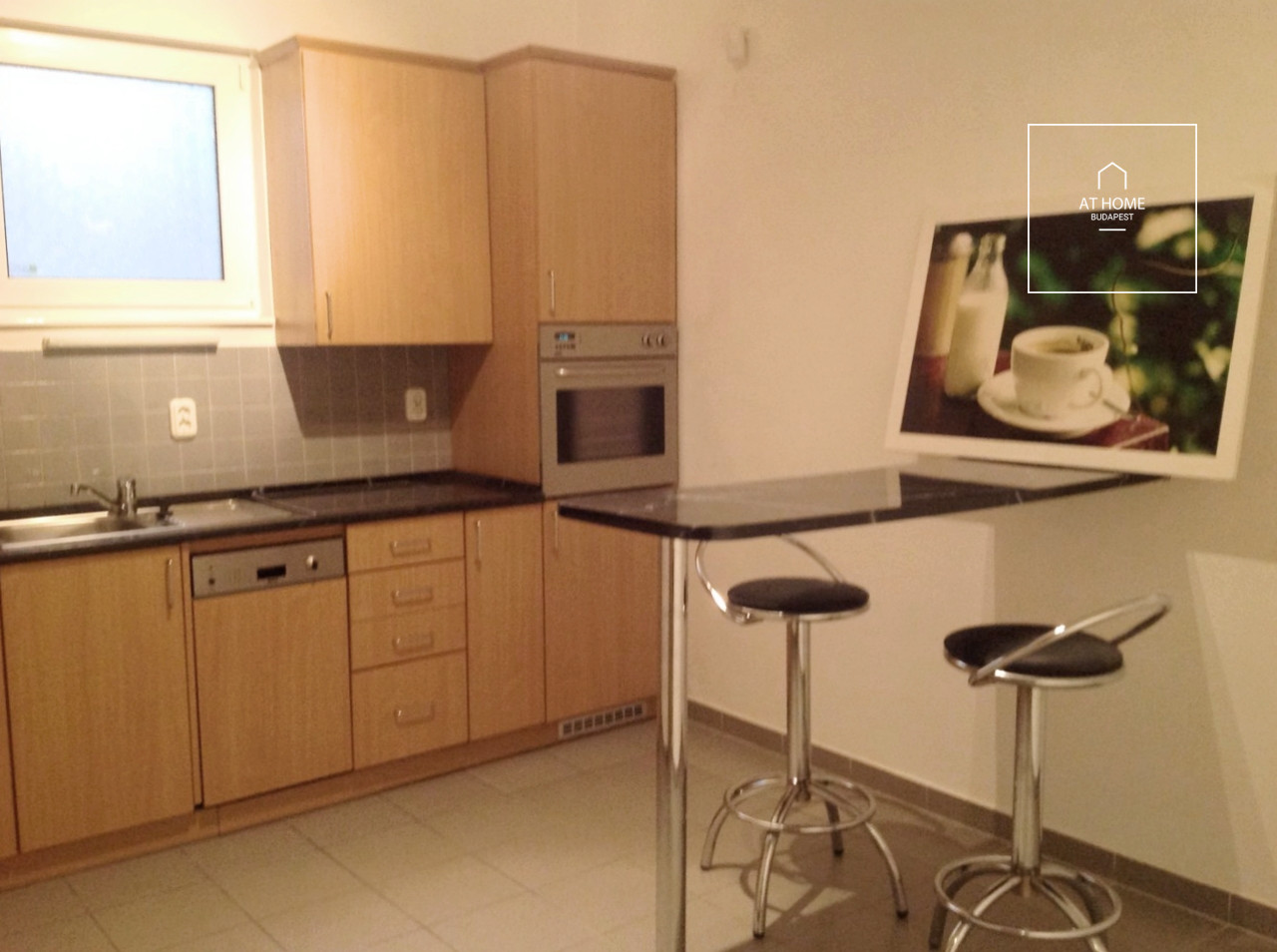 Spacious 3-room apartment with a terrace for sale near the Castle District