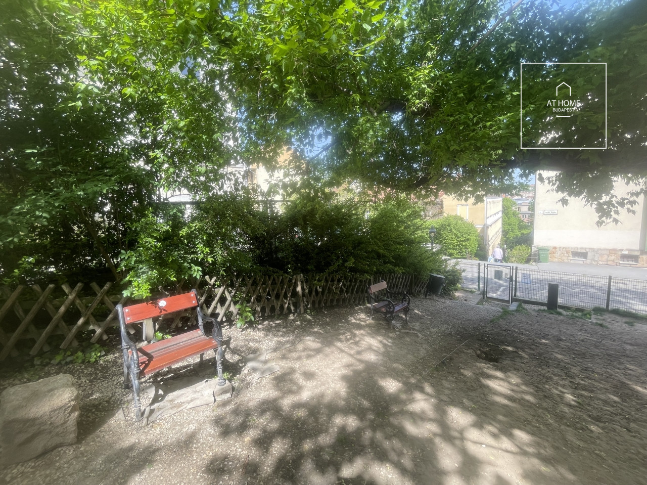 Spacious 3-room apartment with a terrace for sale near the Castle District