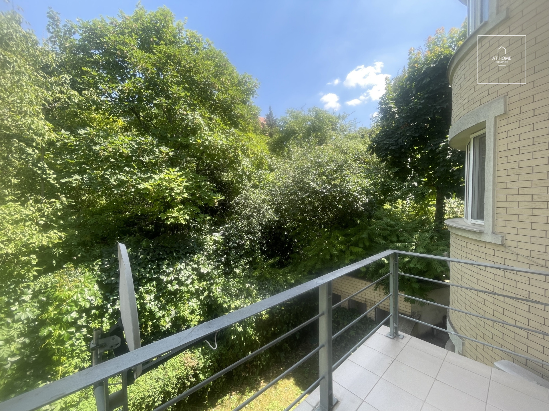 A charming apartment with a balcony for sale in District 1 of Budapest, near the Castle