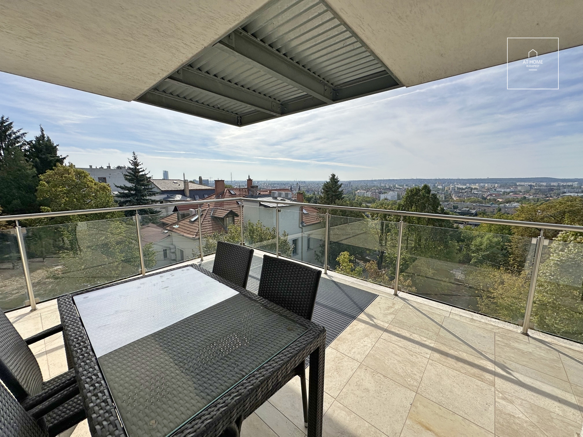 Bright 3-Bedroom Apartment with Terrace on Gellérthegy