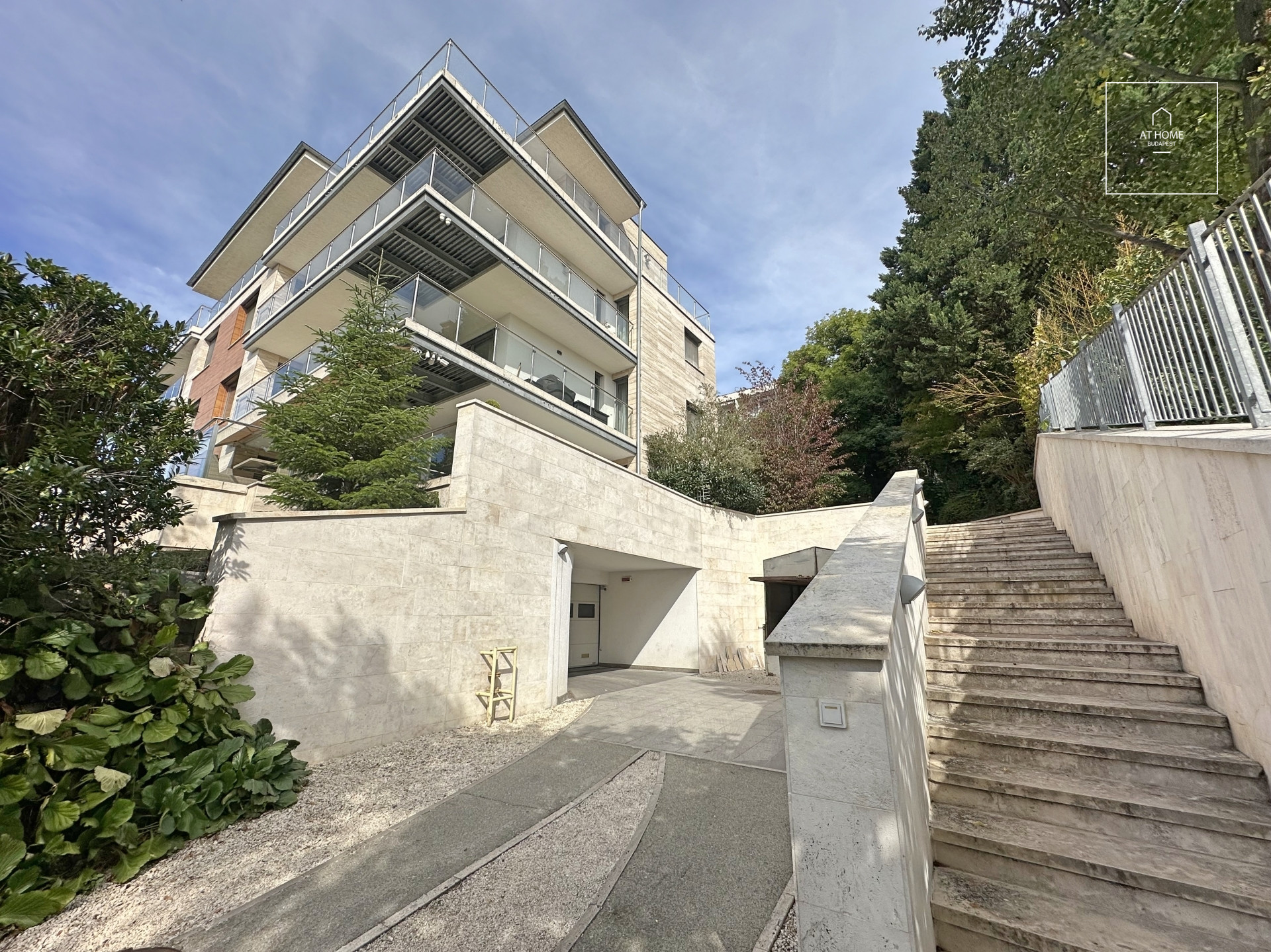 Bright 3-Bedroom Apartment with Terrace on Gellérthegy