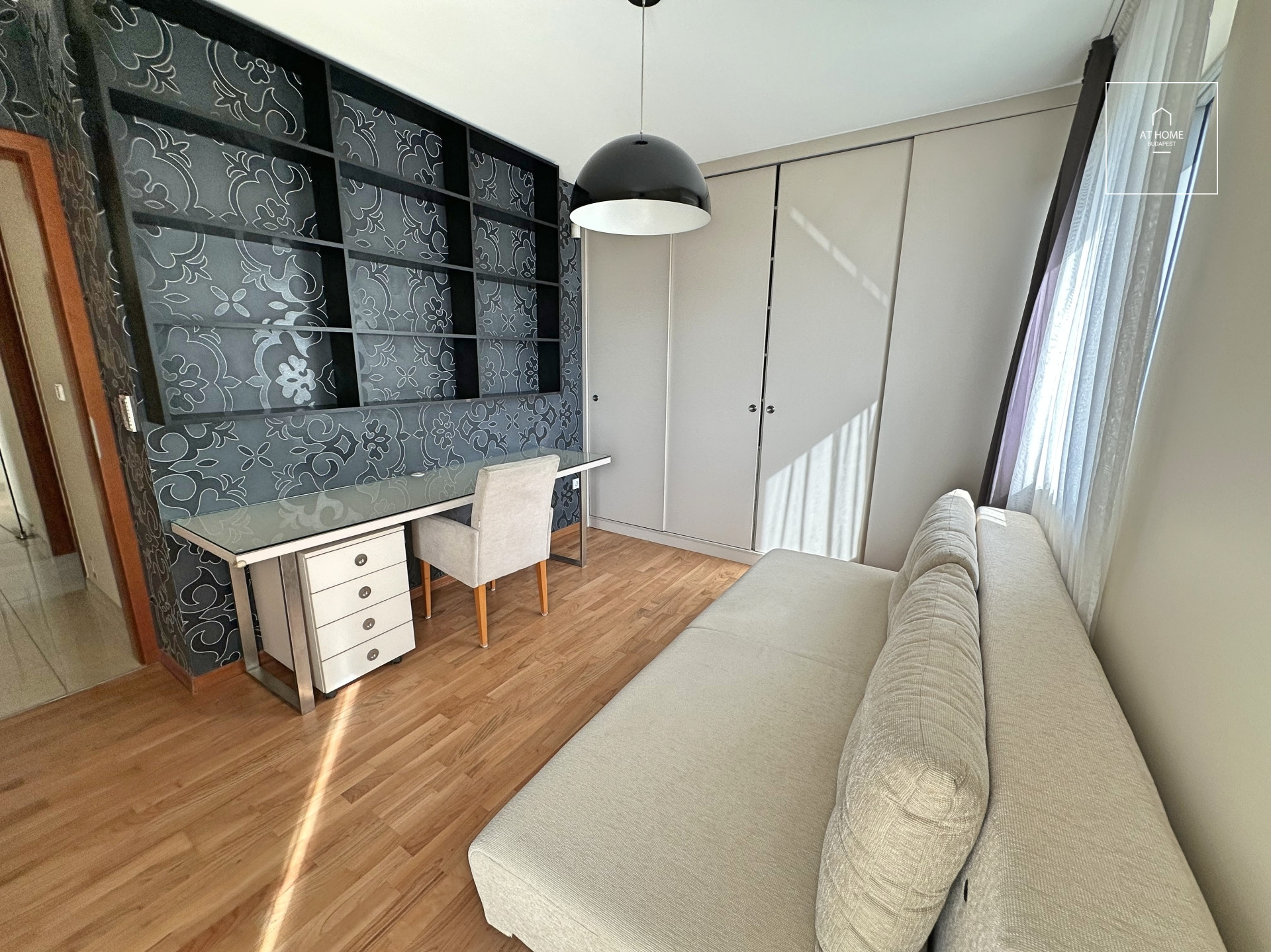 Bright 3-Bedroom Apartment with Terrace on Gellérthegy