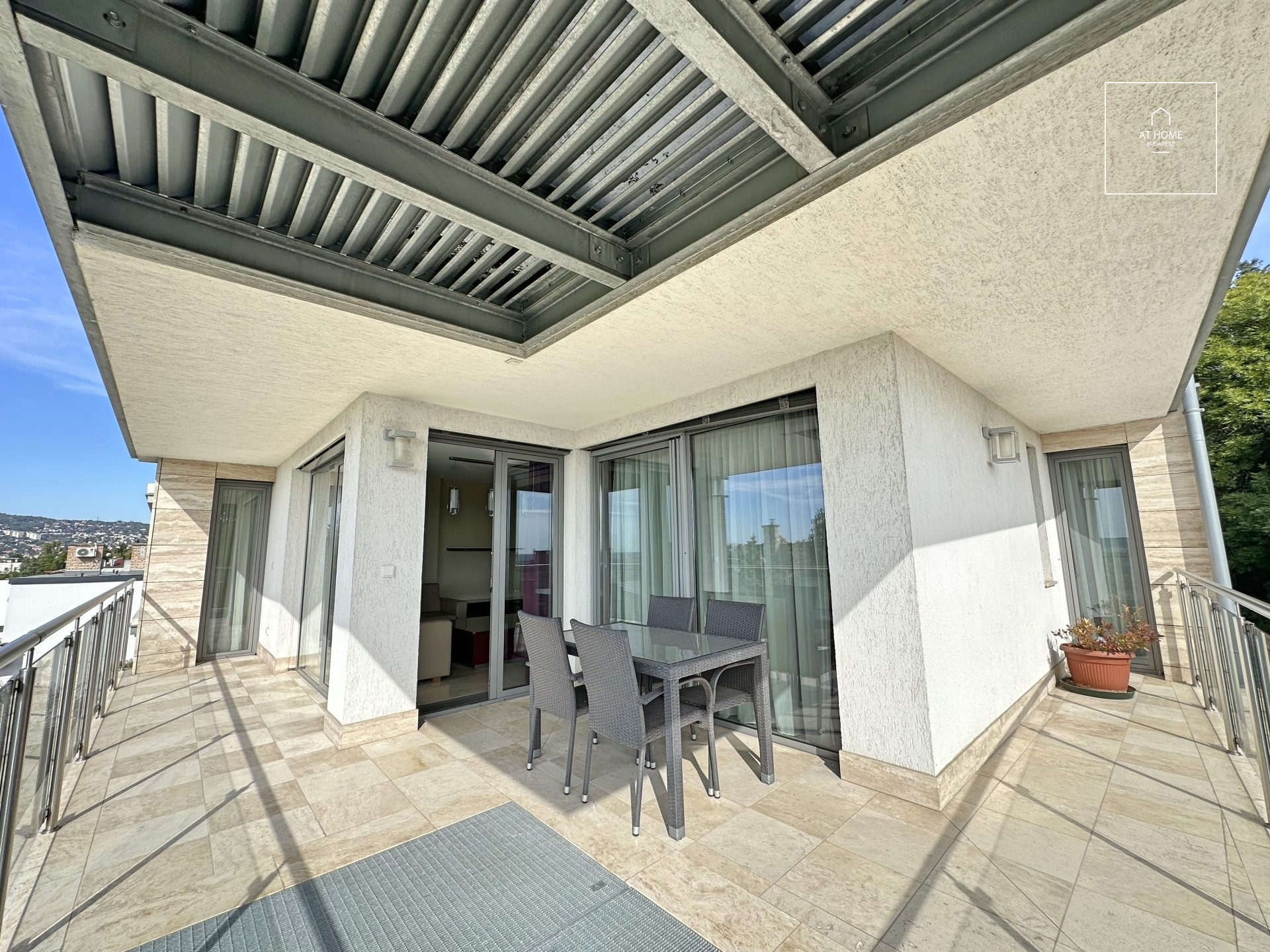 Bright 3-Bedroom Apartment with Terrace on Gellérthegy