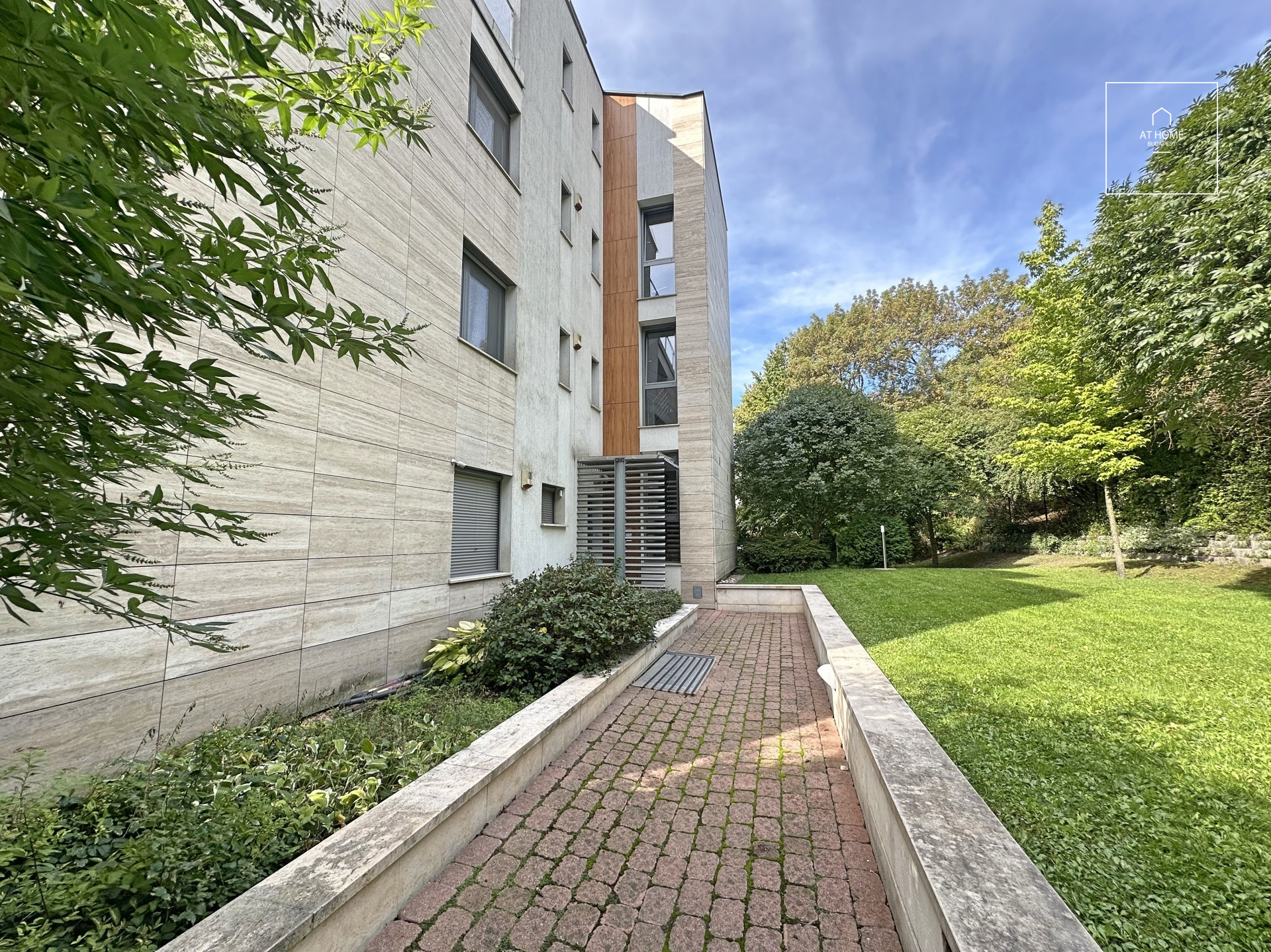 Bright 3-Bedroom Apartment with Terrace on Gellérthegy