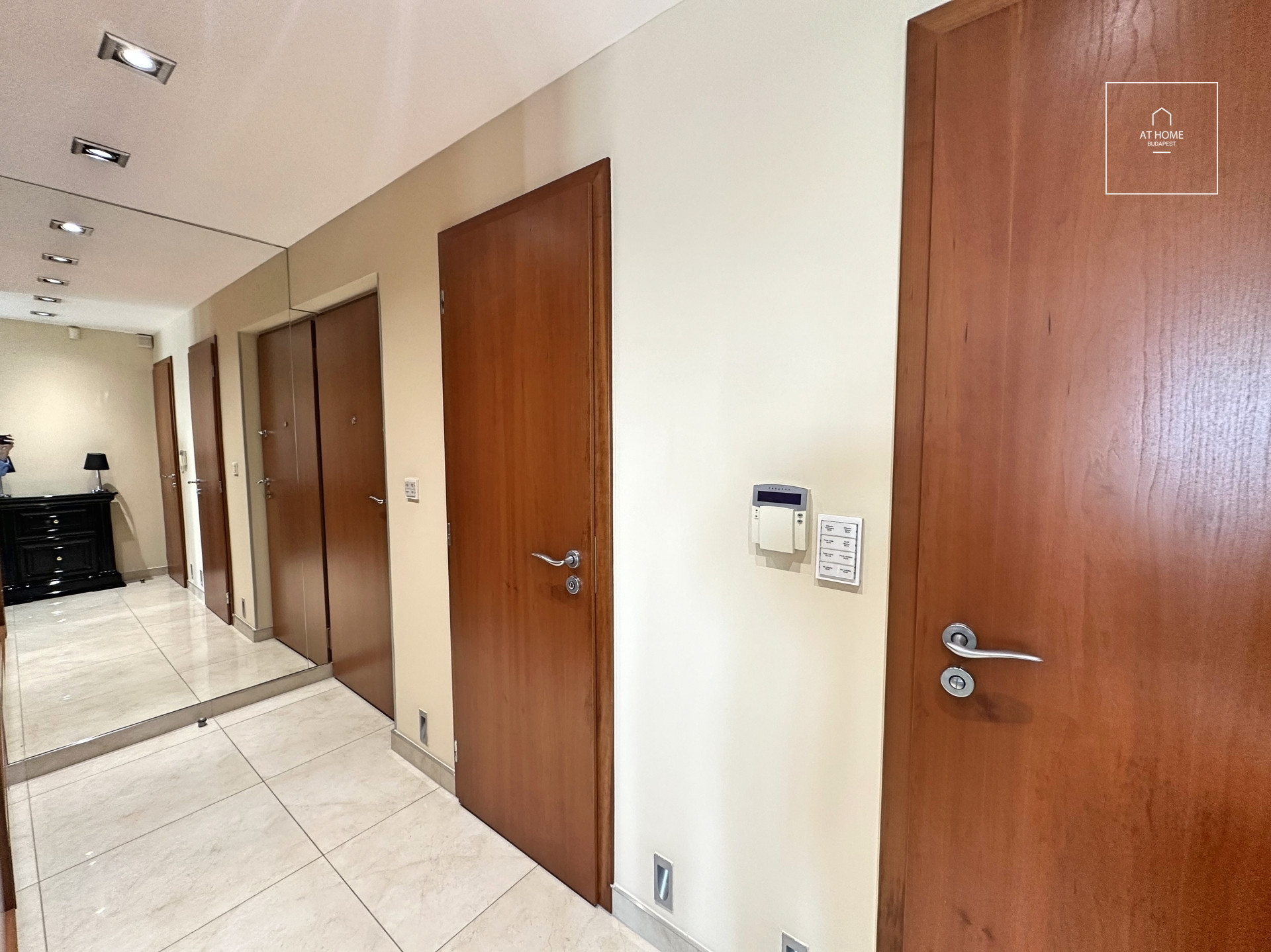 Bright 3-Bedroom Apartment with Terrace on Gellérthegy