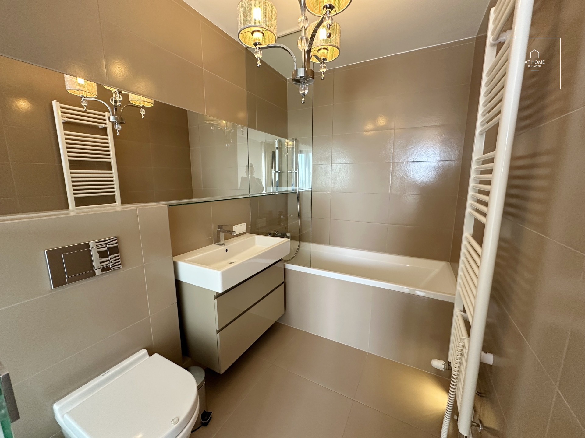 Bright 3-Bedroom Apartment with Terrace on Gellérthegy