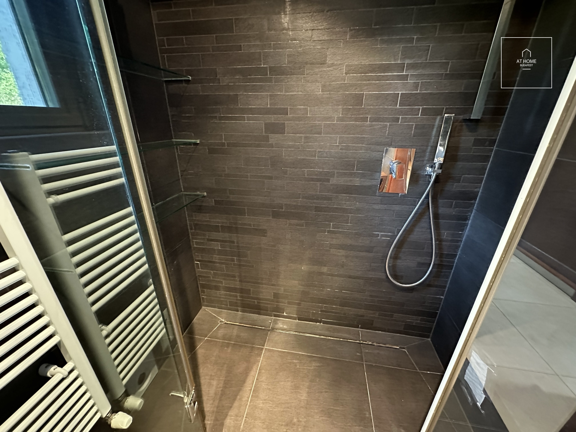 Bright 3-Bedroom Apartment with Terrace on Gellérthegy