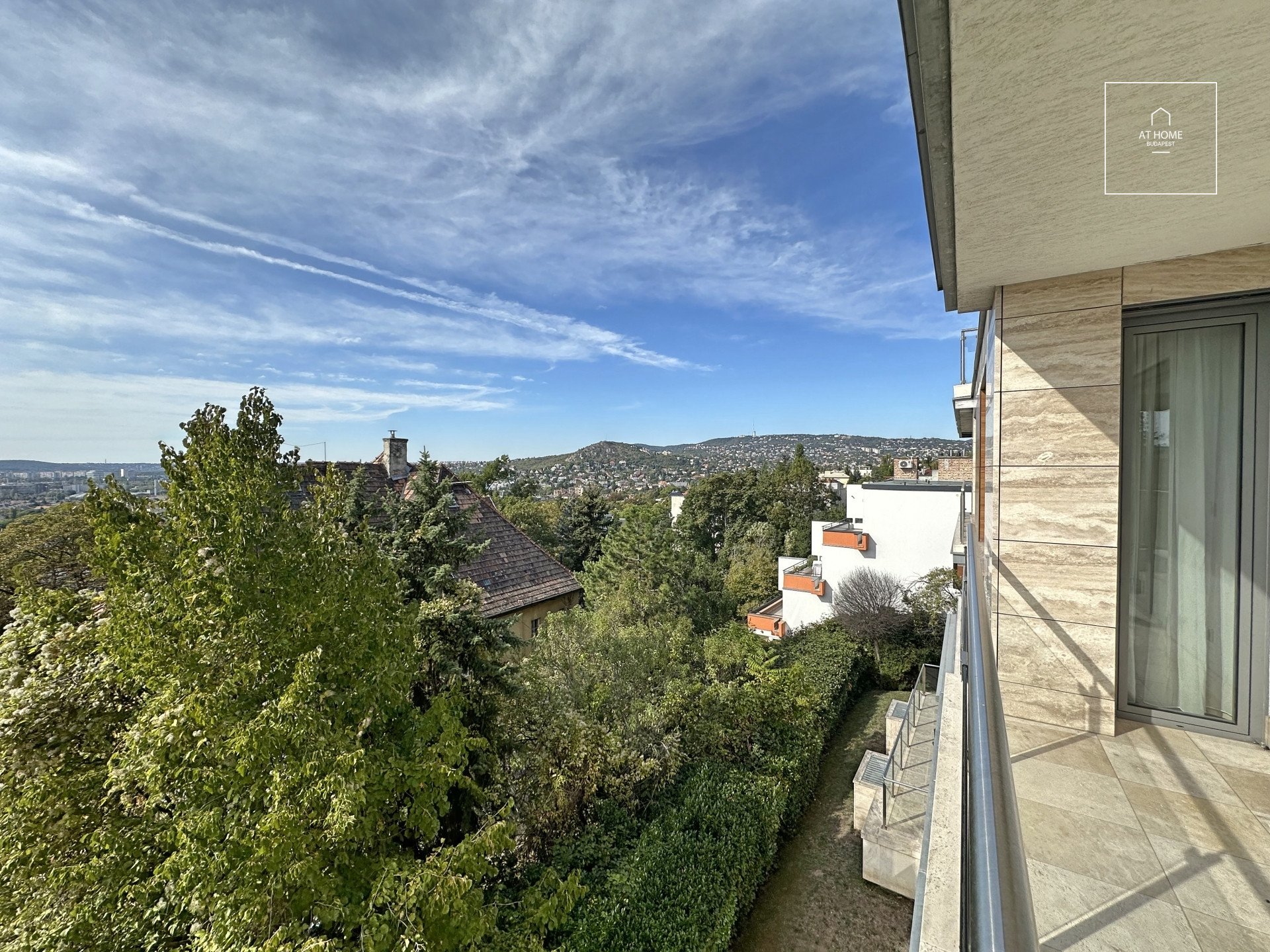 Bright 3-Bedroom Apartment with Terrace on Gellérthegy