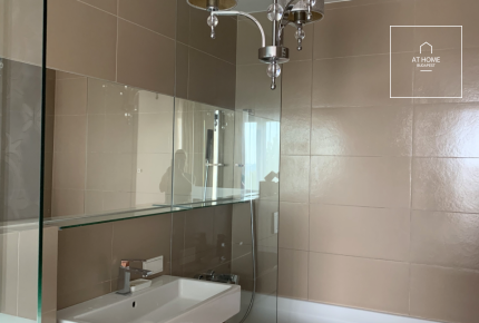 Bright 3-Bedroom Apartment with Terrace on Gellérthegy