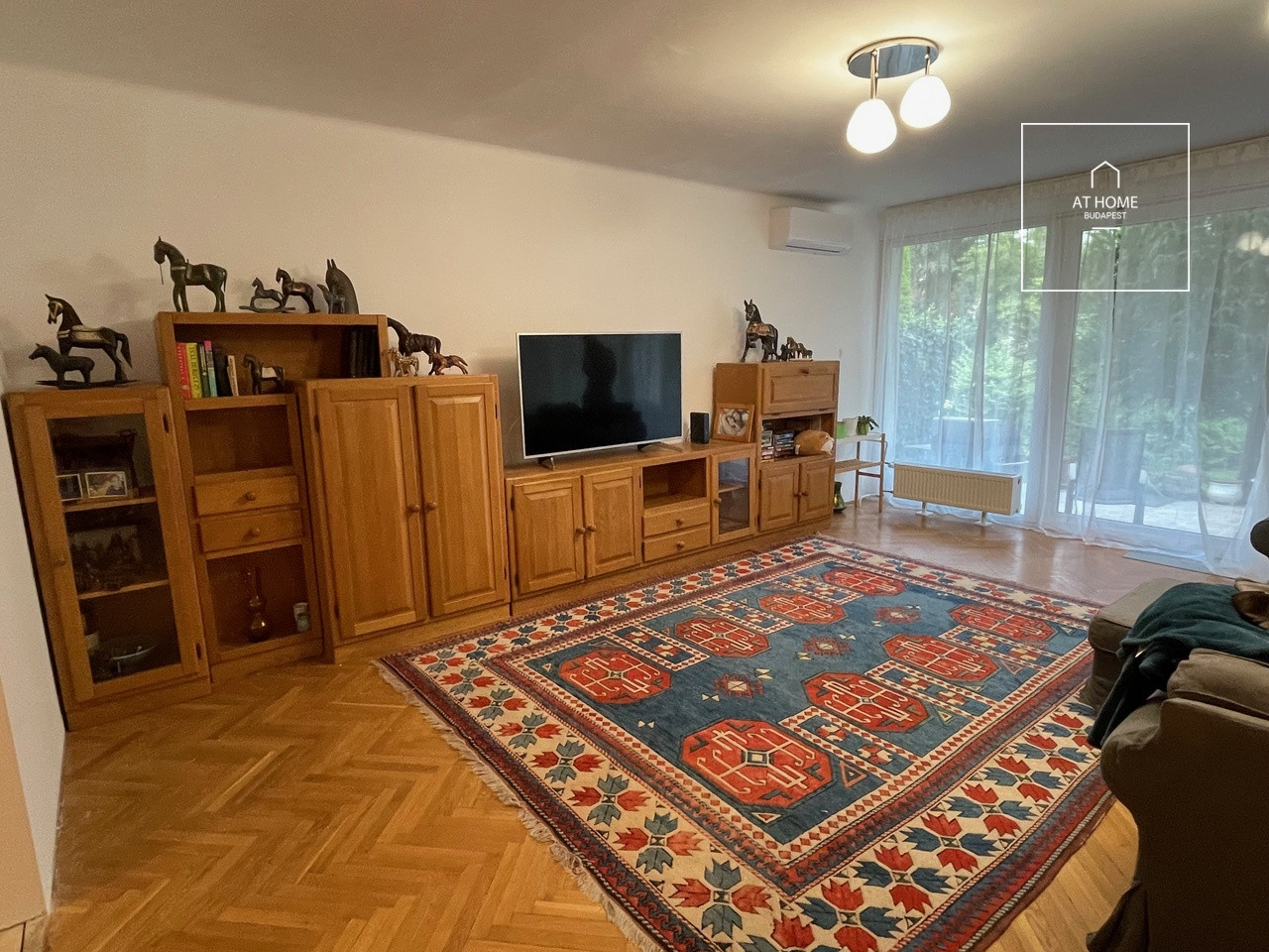 Felújított, állatbarát ikerház karbantartott kertrésszel a II. kerületben