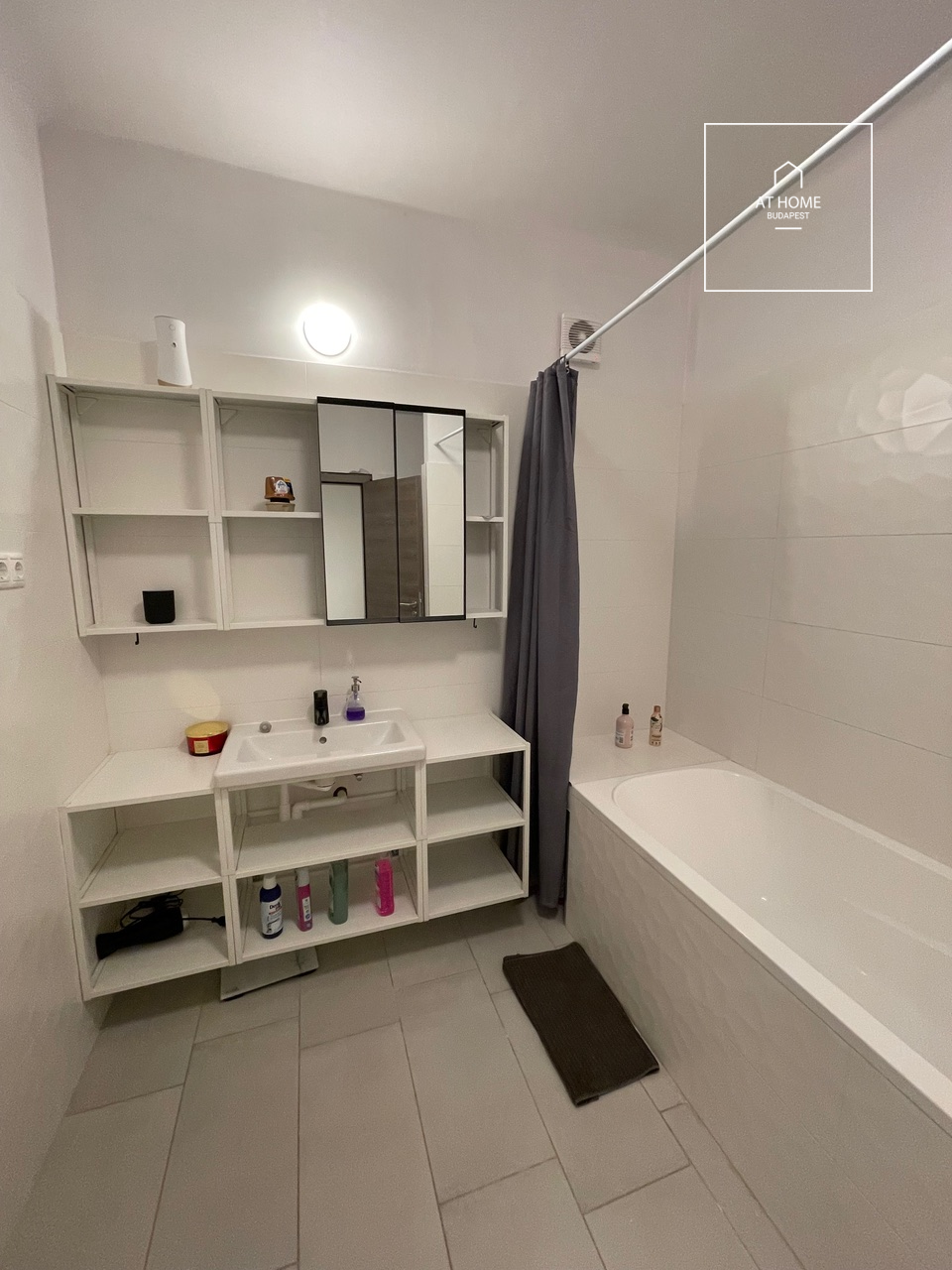 Renovated, pet-friendly semi-detached house with a well-maintained garden in District II