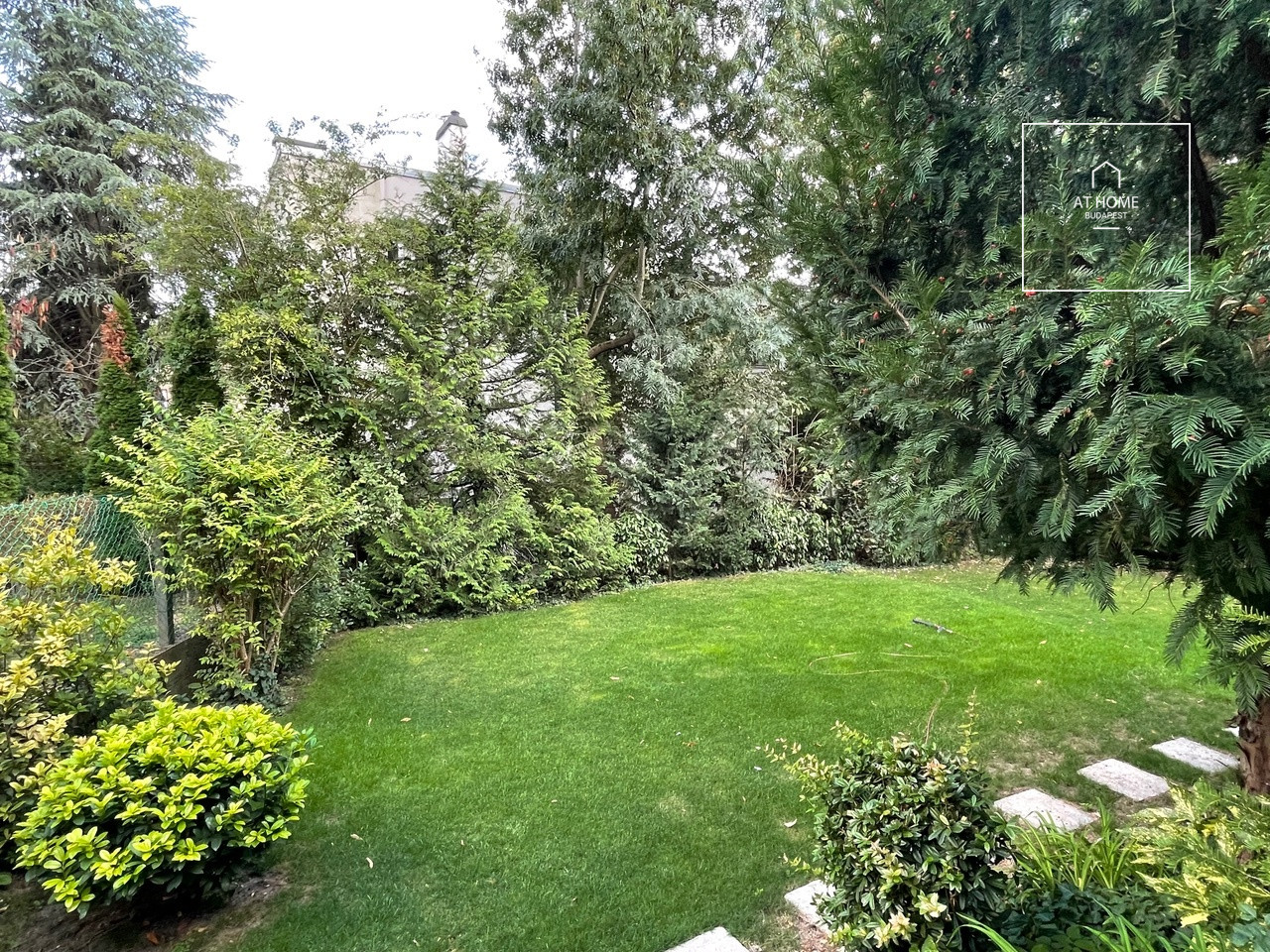 Renovated, pet-friendly semi-detached house with a well-maintained garden in District II