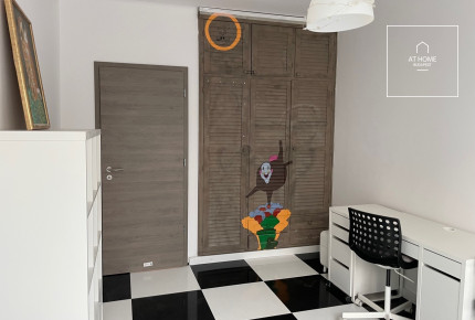 Renovated, pet-friendly semi-detached house with a well-maintained garden in District II
