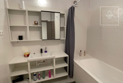 Renovated, pet-friendly semi-detached house with a well-maintained garden in District II