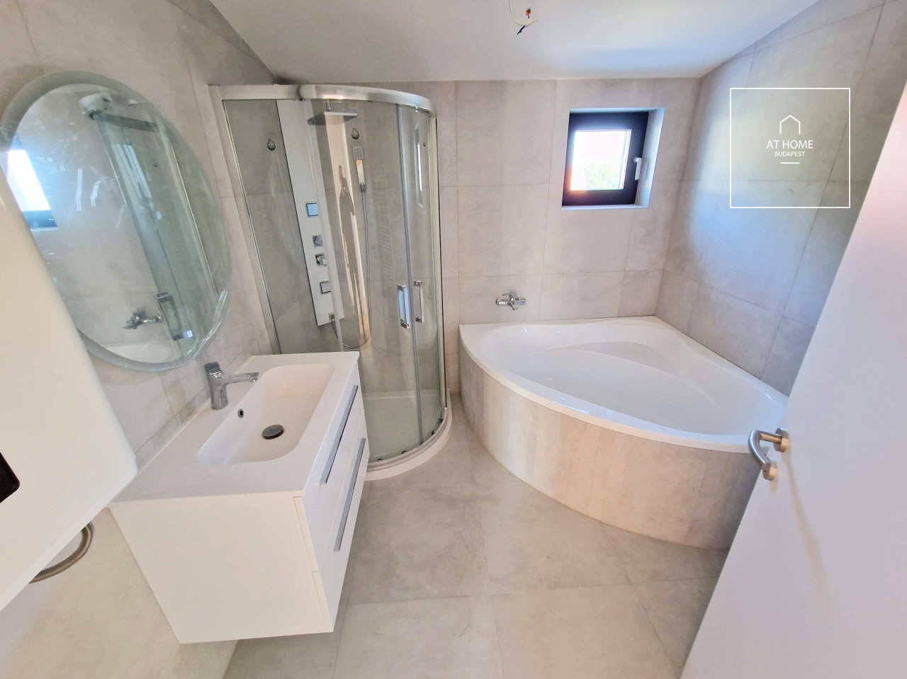 Newly Built Panoramic Apartment with 197 sqm Terrace in Fonyód