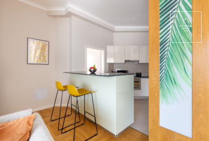 Renovated 3-Bedroom Stylish Apartment by the Basilica