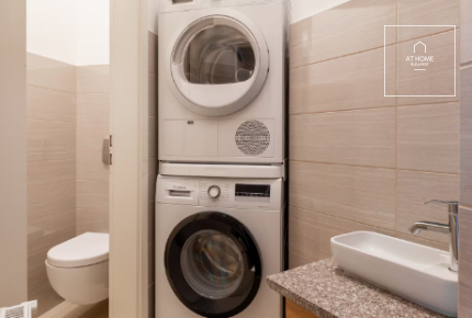Renovated 3-Bedroom Stylish Apartment by the Basilica
