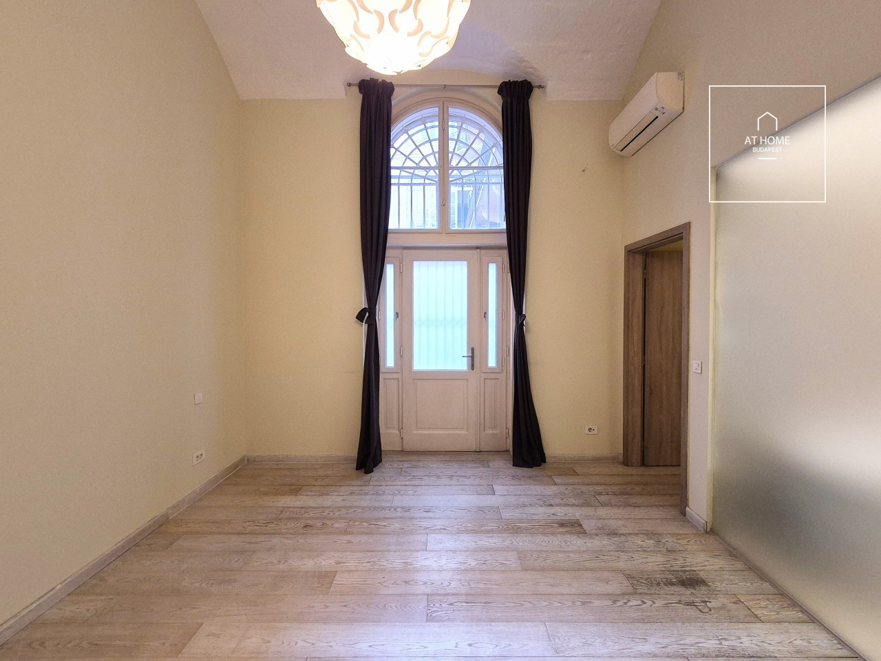Renovated 133 sqm Pet-Friendly Apartment in the City Center