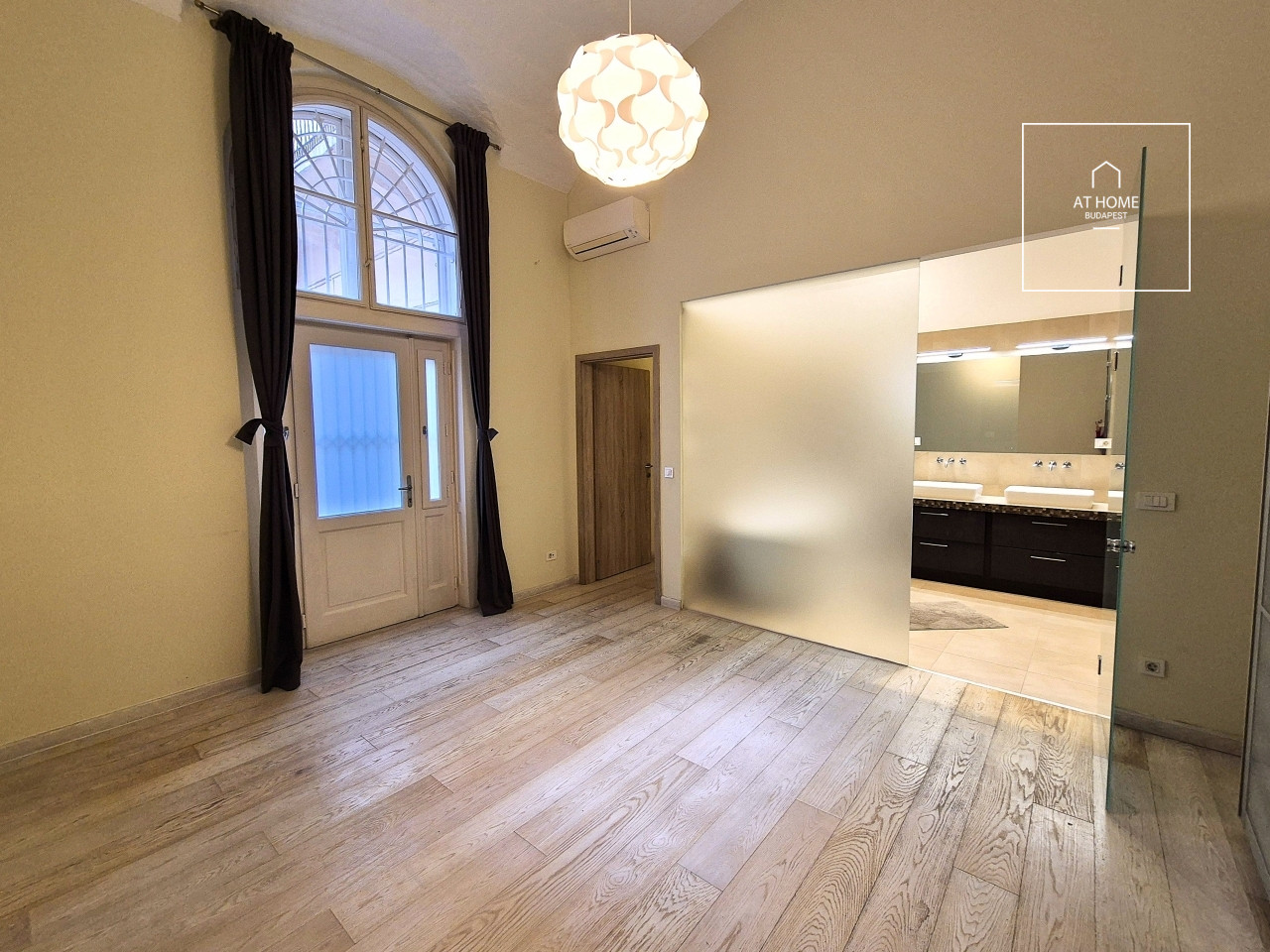 Renovated 133 sqm Pet-Friendly Apartment in the City Center