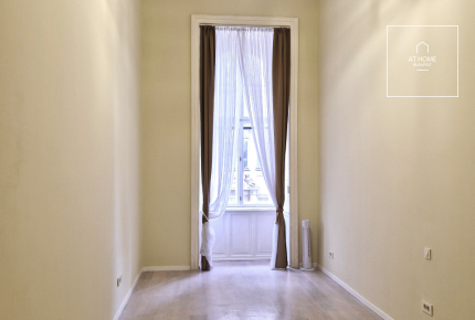 Renovated 133 sqm Pet-Friendly Apartment in the City Center