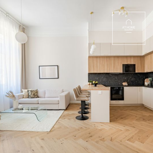 Elegant, bright 91 m² apartment with spacious rooms in the heart of District VI