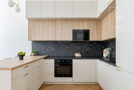 Elegant, bright 91 m² apartment with spacious rooms in the heart of District VI