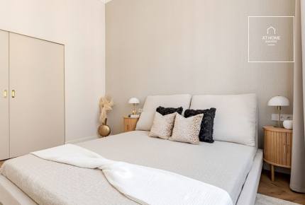 Elegant, bright 91 m² apartment with spacious rooms in the heart of District VI