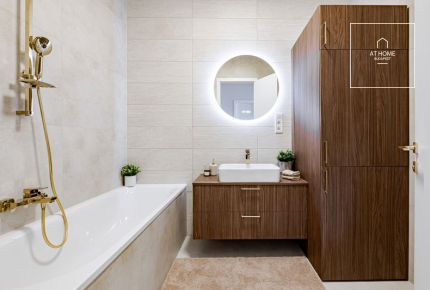 Elegant, bright 91 m² apartment with spacious rooms in the heart of District VI